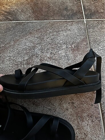 38 Beden siyah Renk Pull and bear sandalet