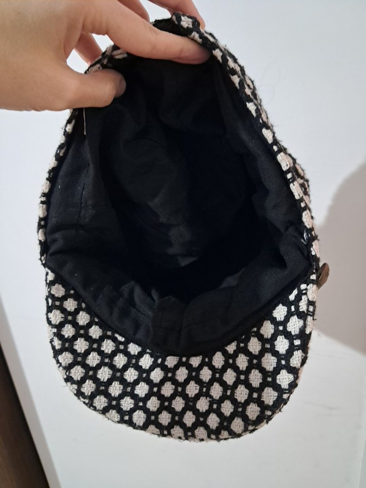Düğmeli Siyah Beyaz Kadın Şapka - Görsel 3