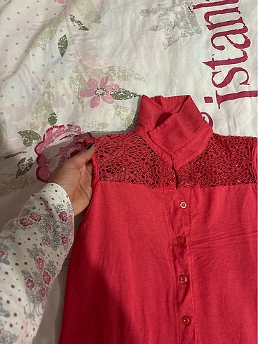 Tozlu nar çiçeği omuz örme detaylı kısa kollu gömlek