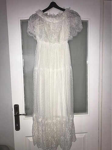Dantelli beyaz uzun elbise