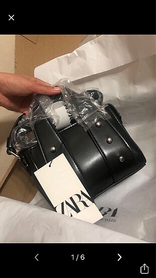  Beden siyah Renk Zara mini zımbalı çanta