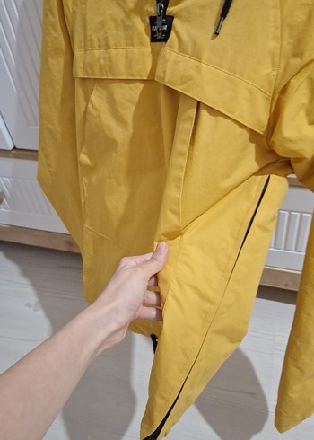 Erkek Sarı Parlak Kapüşonlu Rüzgarlık - Görsel 3