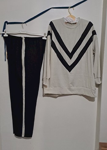 Kadın Beyaz Siyah V Desenli Eşofman Takımı - Görsel 2