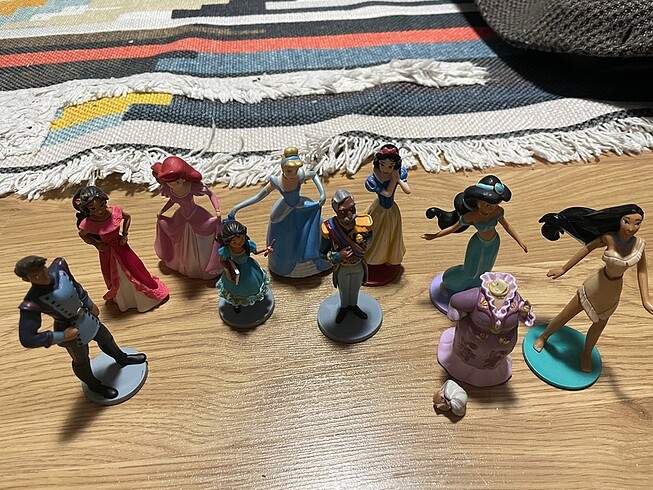 Disney prensesler ve Elena ve ailesi