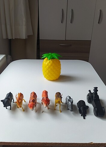 Hayvanlar figür oyuncak ve ananas bardak
