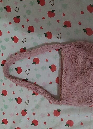 Pembe tüylü çanta 