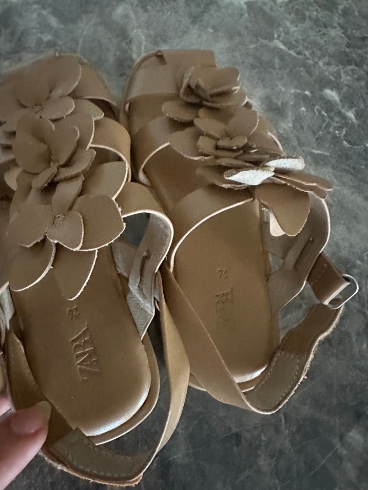 Bej Çiçek Detaylı Dolgu Topuklu Sandalet - Görsel 2