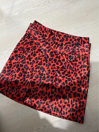 kırmızı leopar bershka etek