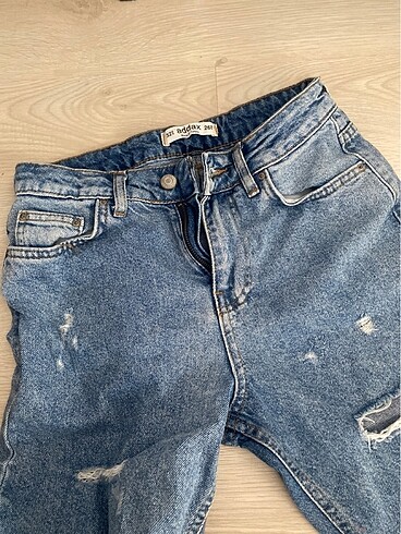 26 Beden yırtık kot pantolon