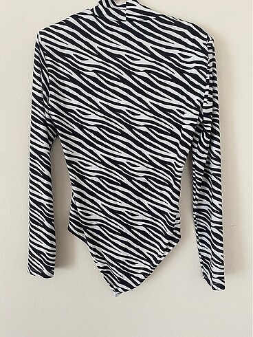Trendyol & Milla Trendyolmilla kolları vatkalı zebra desenli bodysuit