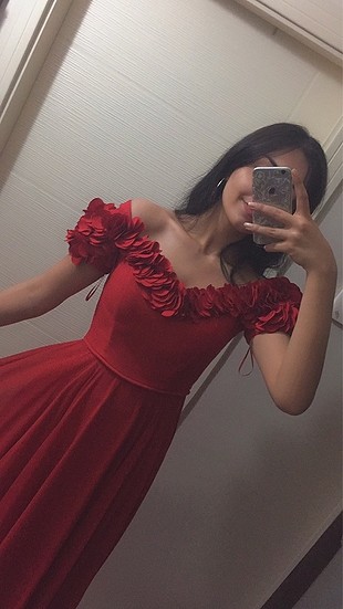 Kırmızı yakası çiçek detaylı abiye elbise