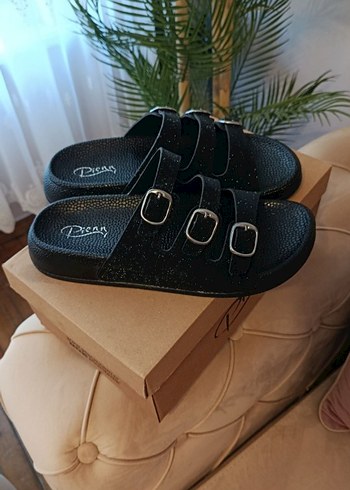 ışıkta ve güneşte parlayan simli tokalı terlik