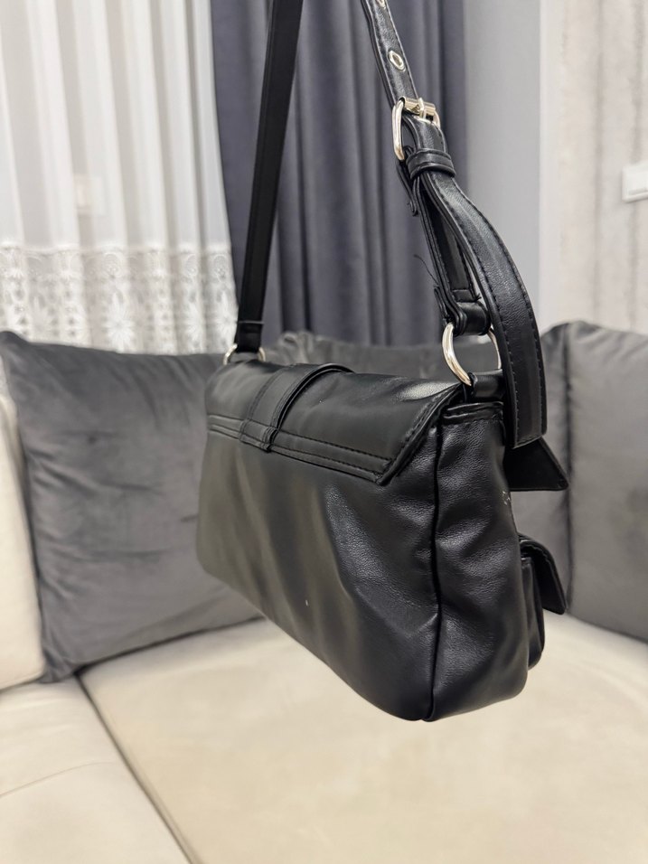 Stradivarius Kemer Detaylı Siyah Deri Kadın Çanta - Görsel 3