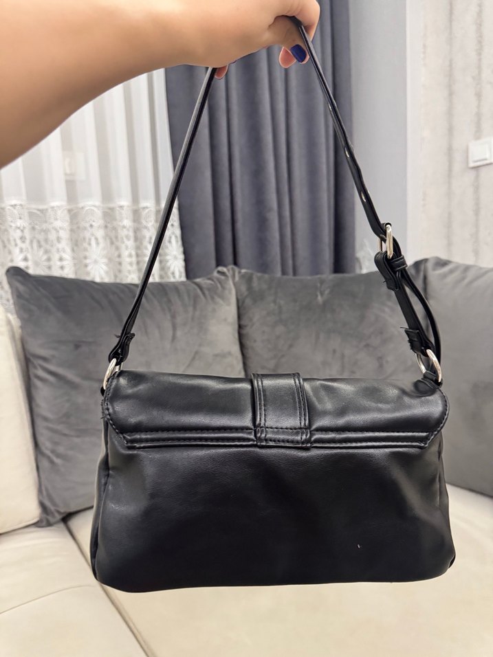 Stradivarius Kemer Detaylı Siyah Deri Kadın Çanta - Görsel 4