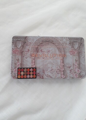revolution regal romance far paleti 