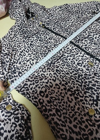 Düğmeli Yılan Desenli Gri Kadın Yağmurluk - Görsel 3