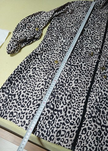 Düğmeli Yılan Desenli Gri Kadın Yağmurluk - Görsel 4