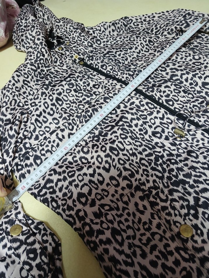 Düğmeli Yılan Desenli Gri Kadın Yağmurluk - Görsel 5