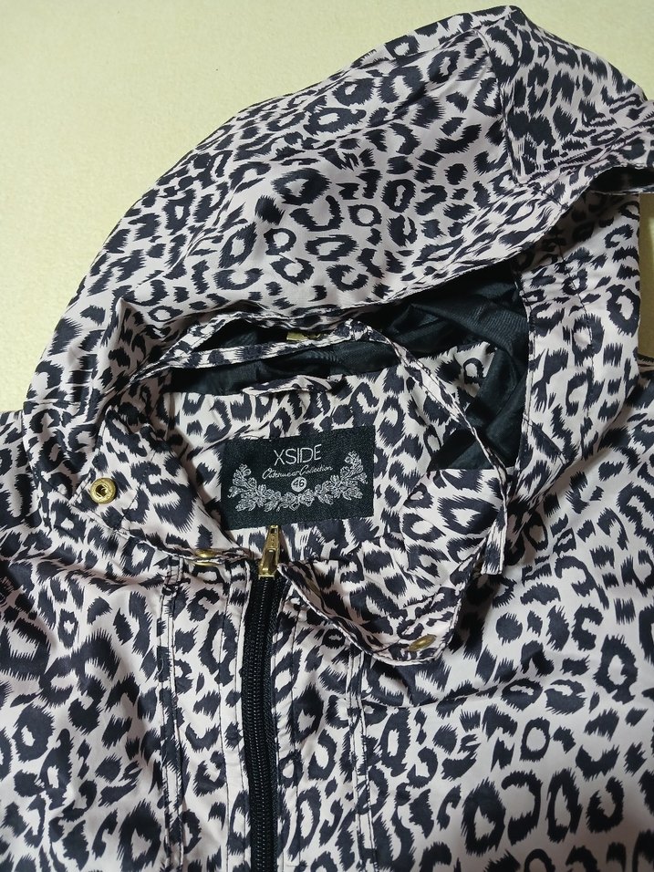 Düğmeli Yılan Desenli Gri Kadın Yağmurluk - Görsel 2