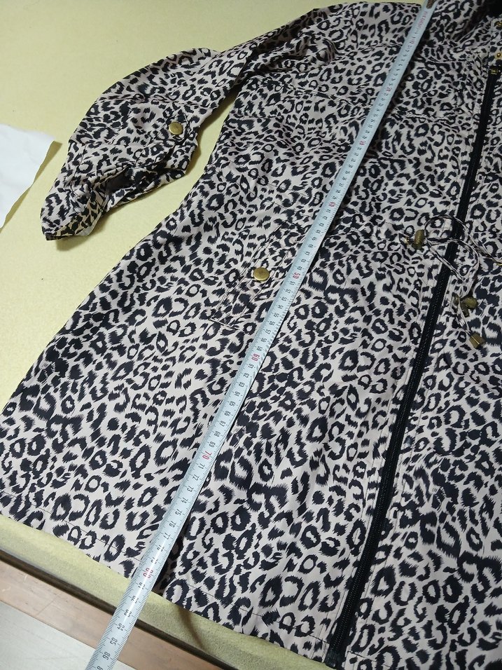 Düğmeli Yılan Desenli Gri Kadın Yağmurluk - Görsel 4