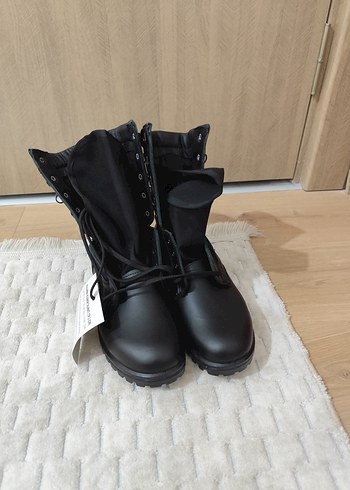 siyah erkek bot - Görsel 2