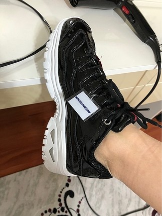 Siyah skechers