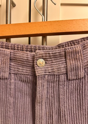 Pull and Bear Kadife kumaştan mor renkli kargo pantolon.