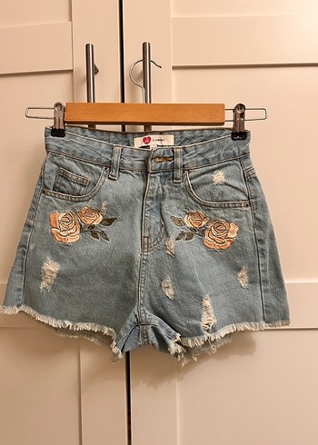 Nakışlı Mavi Mini Kot Şort