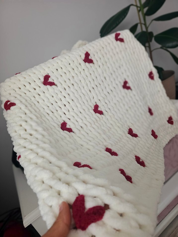 Beyaz Nakışlı Örgü Battaniye - Görsel 3