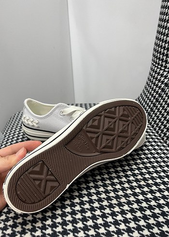 Beyaz Nakışlı Bağcıklı Kadın Spor Ayakkabı Converse - Görsel 3