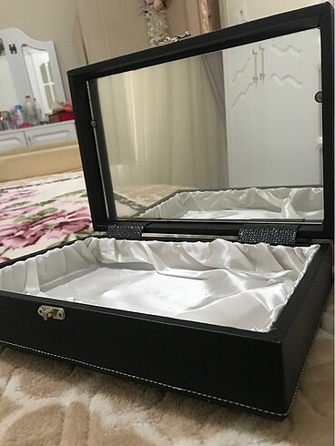 Aynalı çeyiz sandığı