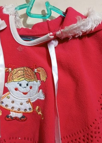 Kız Çocuk Kırmızı Nakışlı Kapüşonlu Panço - Görsel 4