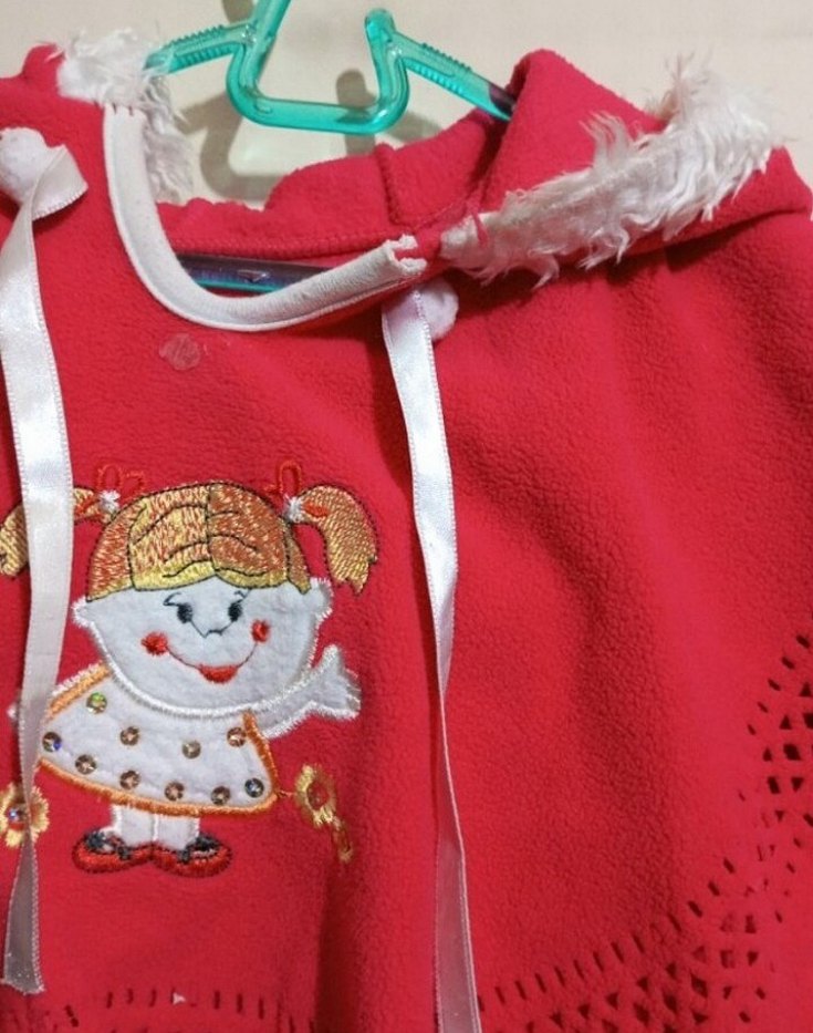 Kız Çocuk Kırmızı Nakışlı Kapüşonlu Panço - Görsel 4