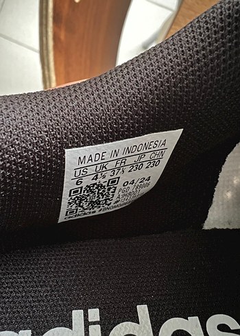 37,5 Beden beyaz Renk Adidas Beyaz Siyah Bağcıklı Spor Ayakkabı