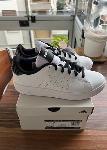 37,5 Beden Adidas Beyaz Siyah Bağcıklı Spor Ayakkabı