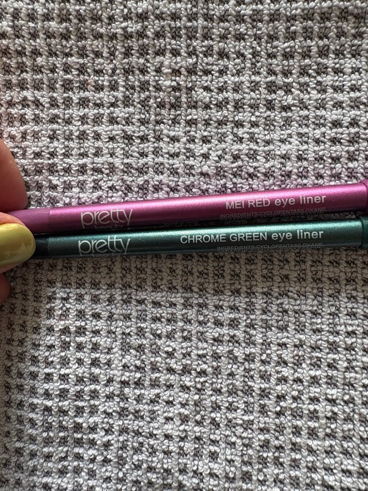 Mor ve Koyu Yeşil Göz Kalemleri - Görsel 2