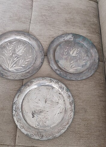 3 adet Çiçek işlemeli bakır tabaklar