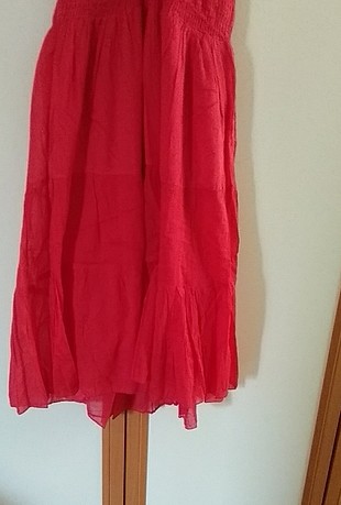 kırmızı askılı elbise
