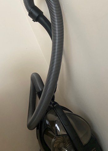 Siyah Toz Torbasız Elektrikli Süpürge