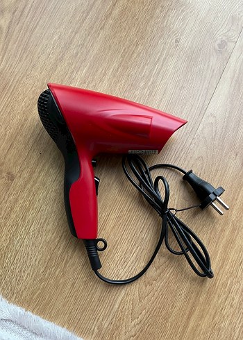 Kırmızı Saç Kurutma Makinesi