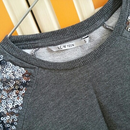 sweat gri omuzları pul detaylı