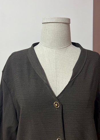 Düğmeli V Yaka uzun kollu üst - Görsel 2