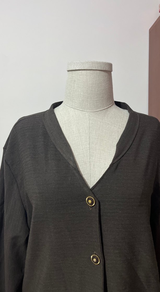 Düğmeli V Yaka uzun kollu üst - Görsel 2