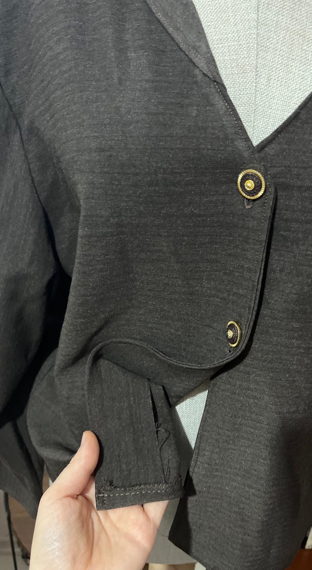 Düğmeli V Yaka uzun kollu üst - Görsel 3