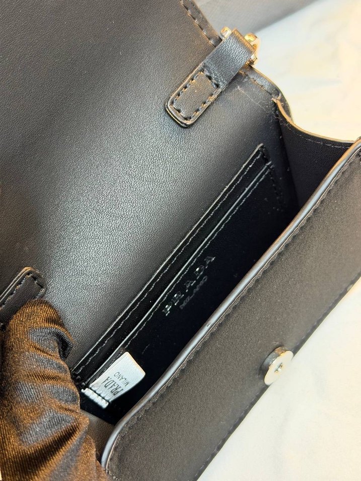 Parlak Siyah Deri Payetli Prada Çanta - Görsel 4