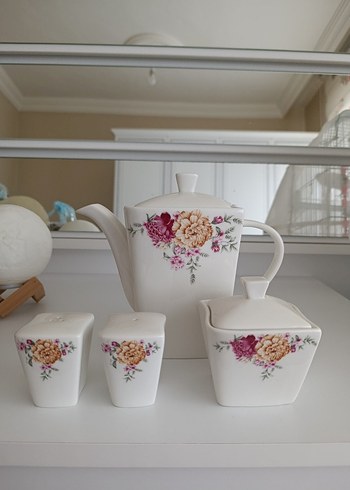 Pastel Çiçek Desenli Beyaz Çaydanlık Seti