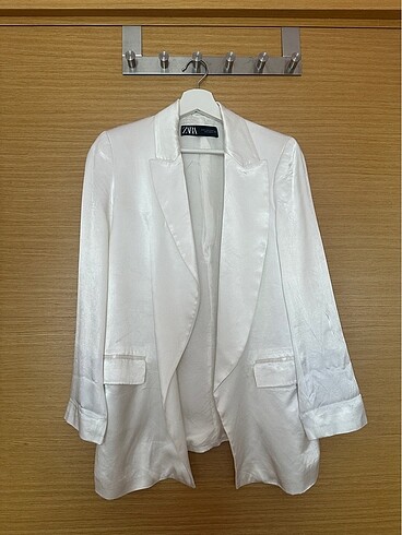Zara saten beyaz blazer