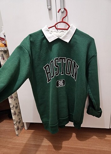 Yeşil yakalı boston baskılı sweatshirt 