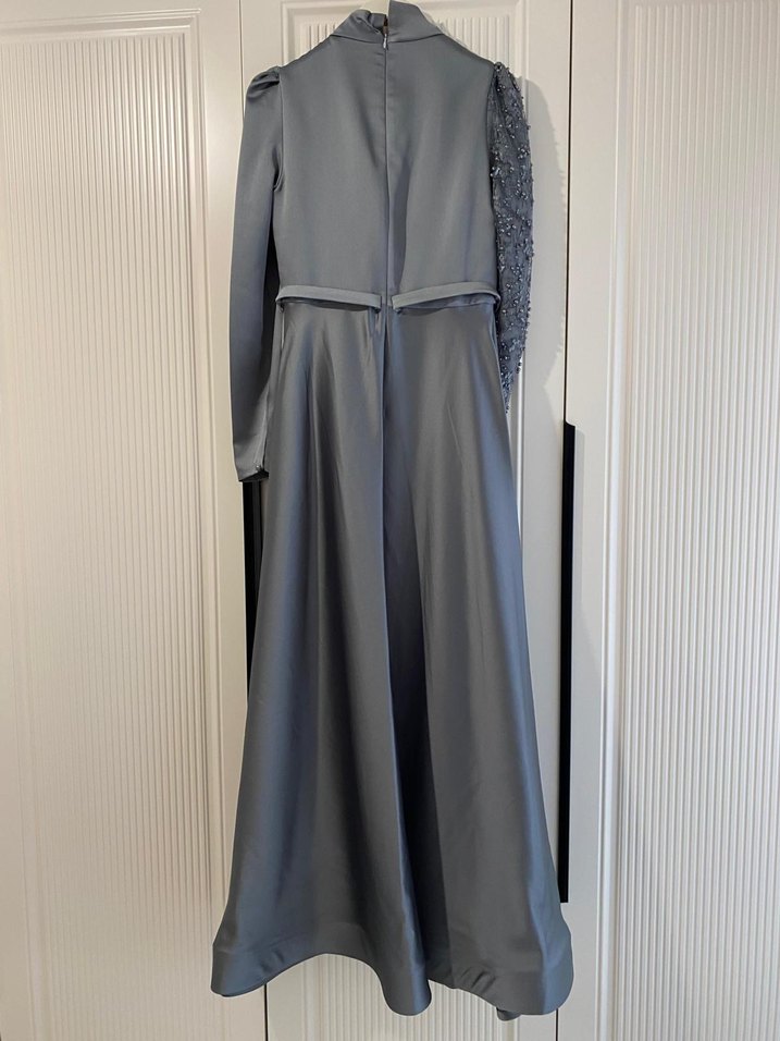 İşlemeli Gri Uzun Kollu Abiye Elbise - Görsel 3