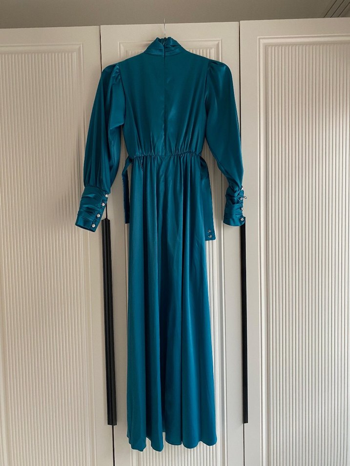 Manuka Uzun Kollu Petrol Saten Elbise - Görsel 5